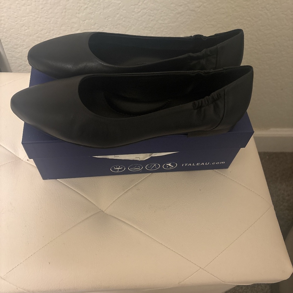 Italeau black Italian leather flats new with box size 9